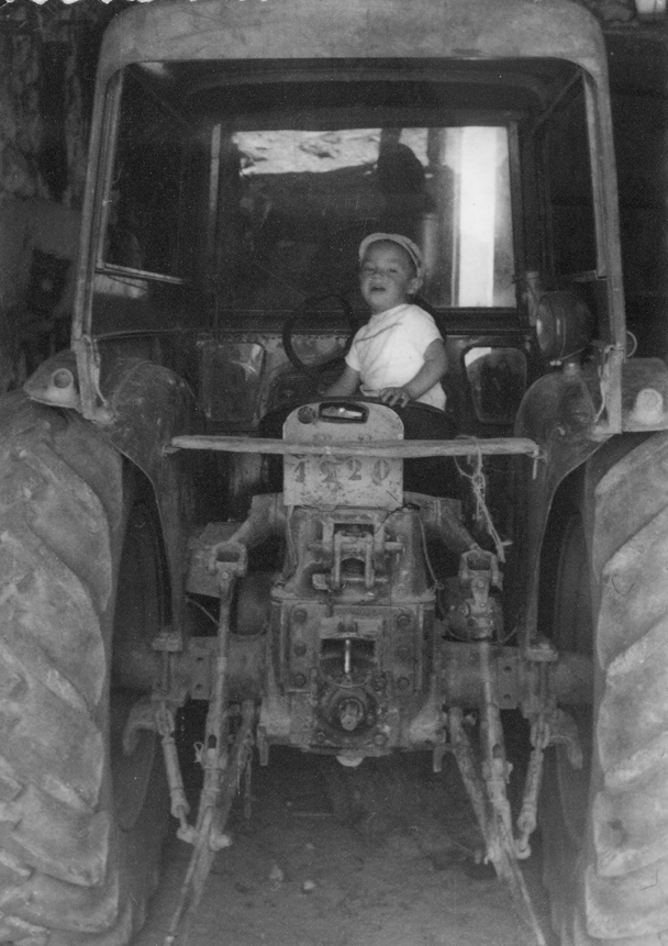 NiÃ±o en el tractor. BaÃ±Ã³n.