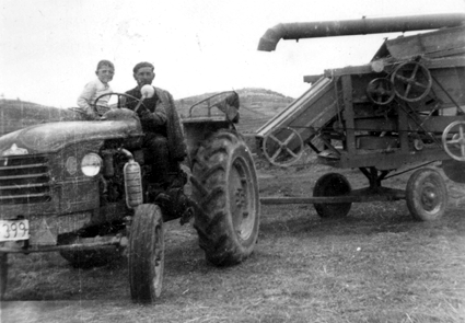 Con el tractor y la trilladora. BaÃ±Ã³n.