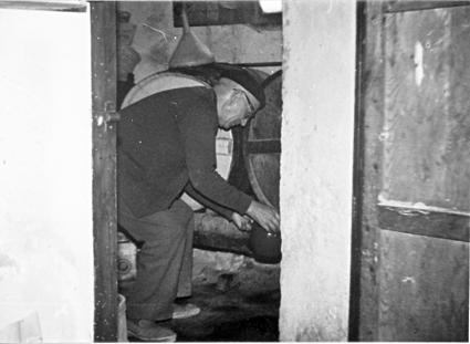 En la tienda sirviendo el vino. BaÃ±Ã³n