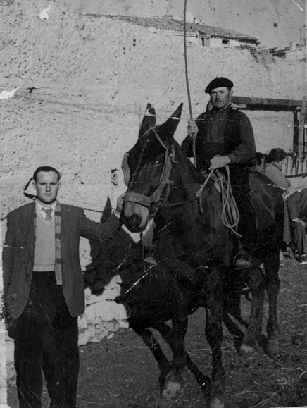 Hombres junto a un caballo. BaÃ±Ã³n.