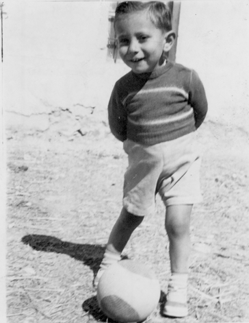 NiÃ±o con pelota. BaÃ±Ã³n.