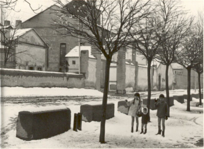 Grupo de niÃ±os delante de la azucarera