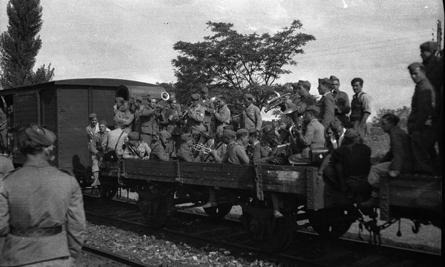 Banda militar italiana sobre el ferrocarril. BÃ¡guena.