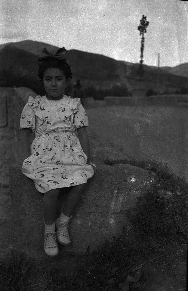 NiÃ±a en el puente viejo de BÃ¡guena
