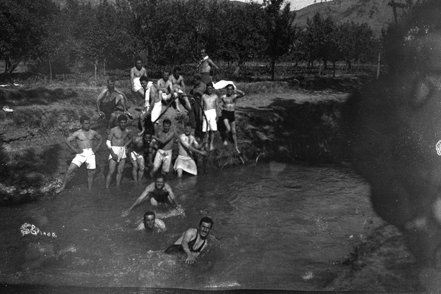 MÃºsicos baÃ±Ã¡ndose en el JIloca a su paso por BÃ¡guena