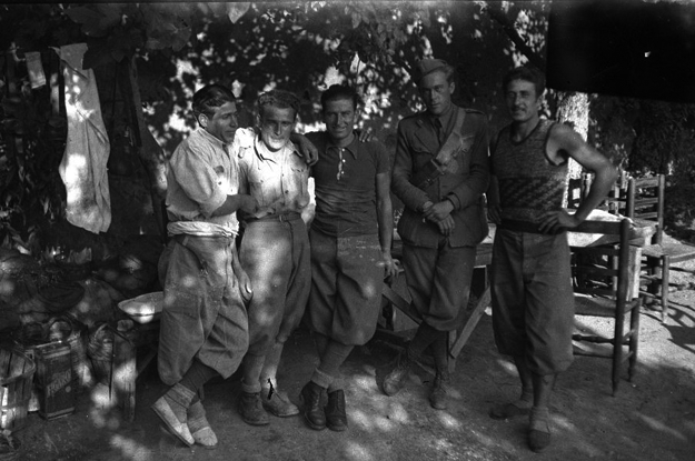 Soldados italianos descansando en BÃ¡guena