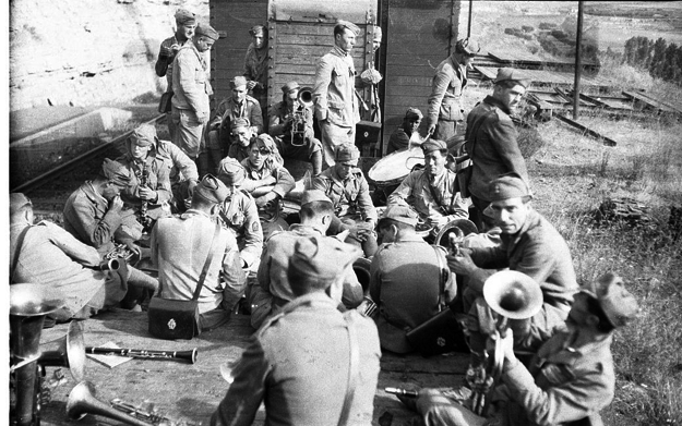 MÃºsicos en el ferrocarril. BÃ¡guena.