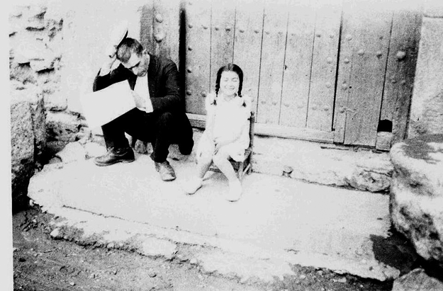 NiÃ±a en la puerta de casa. BÃ¡guena.