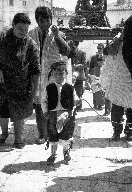 NiÃ±o vestido de baturro en la procesiÃ³n de San Isidro. BÃ¡guena.
