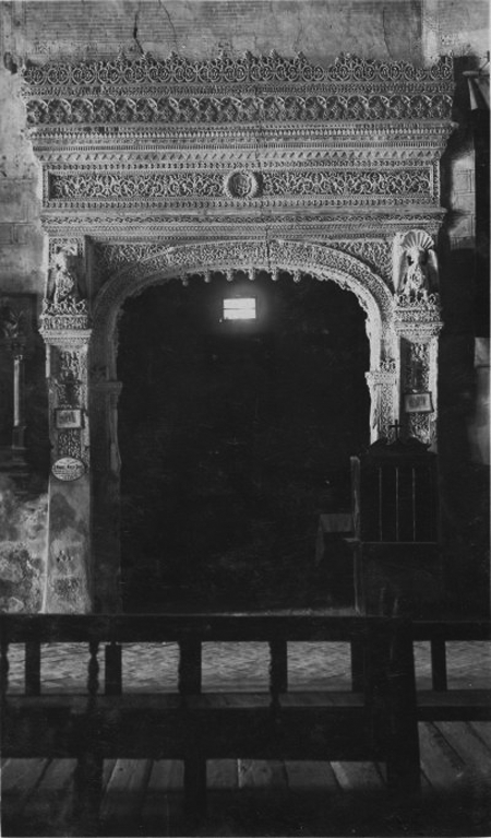 Portada de la capilla de la iglesia de Maluenda.