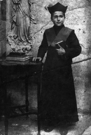 NiÃ±o estudiando para cura.