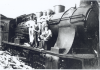 Hombres junto a la locomotora de un tren. Fuentes Claras.