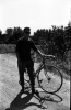 Joven con su bicicleta. Lechago