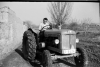 Joven conduciendo un tractor. Lechago