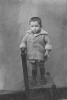 Retrato de niÃ±o sobre una silla. Tornos
