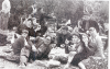 Grupo comiendo en el campo. Villar del Salz.