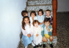Grupo de niÃ±os sentados en una escalera. Monforte.