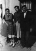 Familia en la puerta de casa. Badules.