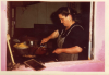 Vecina de Badules cocinando.
