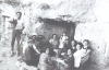 Familias merendando en la bodega. Langa del Castillo.