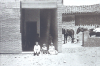 NiÃ±os posando en las puertas de las nuevas escuelas. Langa del Castillo.