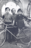 JesÃºs, Antonio y Palmira SebastiÃ¡n con su bicicleta. Langa del Castillo.