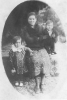 Mujer con sus dos hijos. Morata de Jiloca.