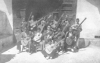 Grupo de vecinos de Morata de Jiloca con guitarras.