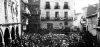 Multitud en la plaza del ayuntamiento. Cella