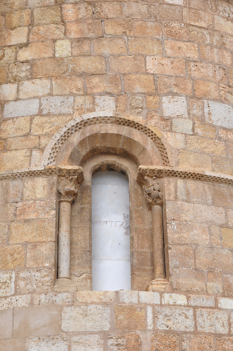 Archivo:Abside romanico detalle.jpg