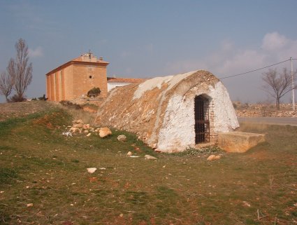 Archivo:Aljibe de la Virgen Carrasca Blancas.jpg