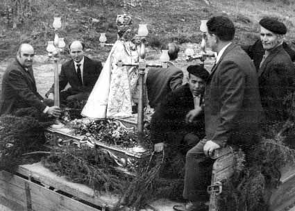 Archivo:Llevando la Virgen 1972.jpg