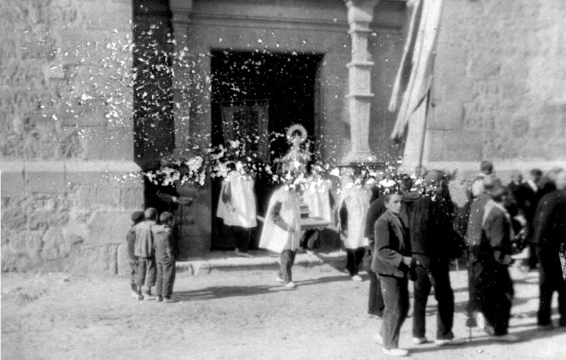 Archivo:Fiestas Saliendo de procesión.jpg