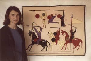 Isabel junto a uno de sus tapices