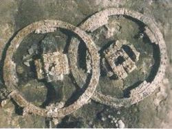 Restos metálicos de unas ruedas de carro