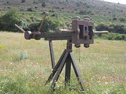 Reconstrucción de la catapulta encontrada en la ciudad